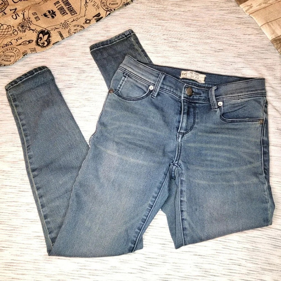 FREE PEOPLE Women's Dark Wash Low Rise Skinny Jeans 25 - Picture 1 of 14